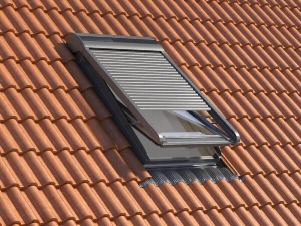 RoofLite Velux Konzern RoofLite+ Sparpaket SunProtectSolar" Dachfenster mit Eindeckrahmen und Solar Rollladen"